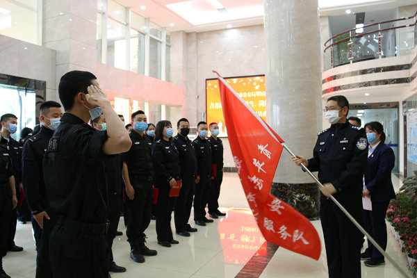 向巡警大队授予”青年志愿者服务队“旗帜.jpg